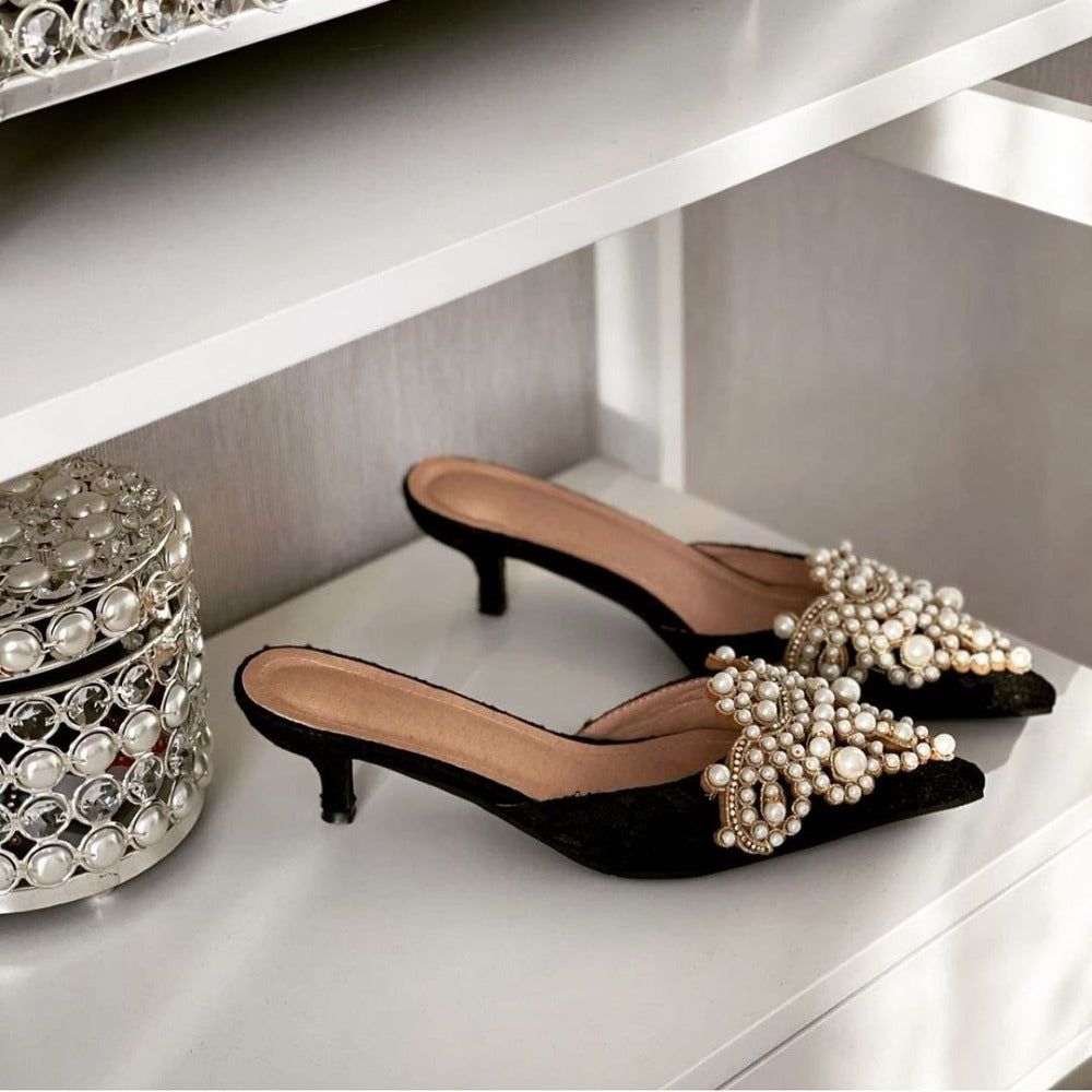 Weiße Satin-Pumps mit Perlen und Schmucksteinen