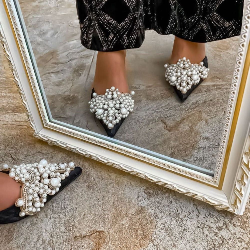 Weiße Satin-Pumps mit Perlen und Schmucksteinen