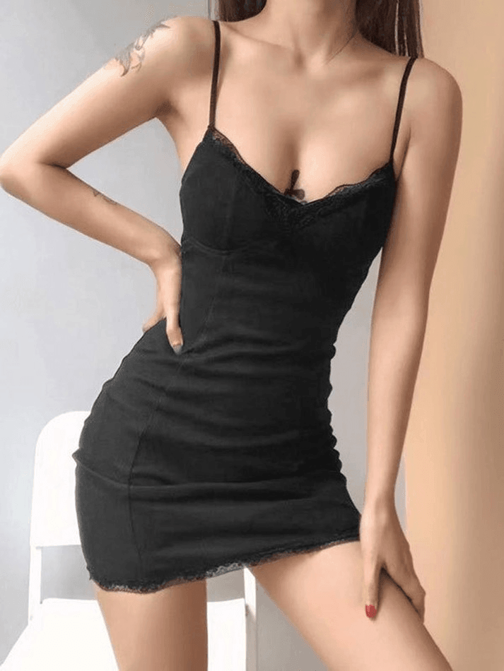 Minikleid mit V-Ausschnitt und Spitzenbesatz und Trägern