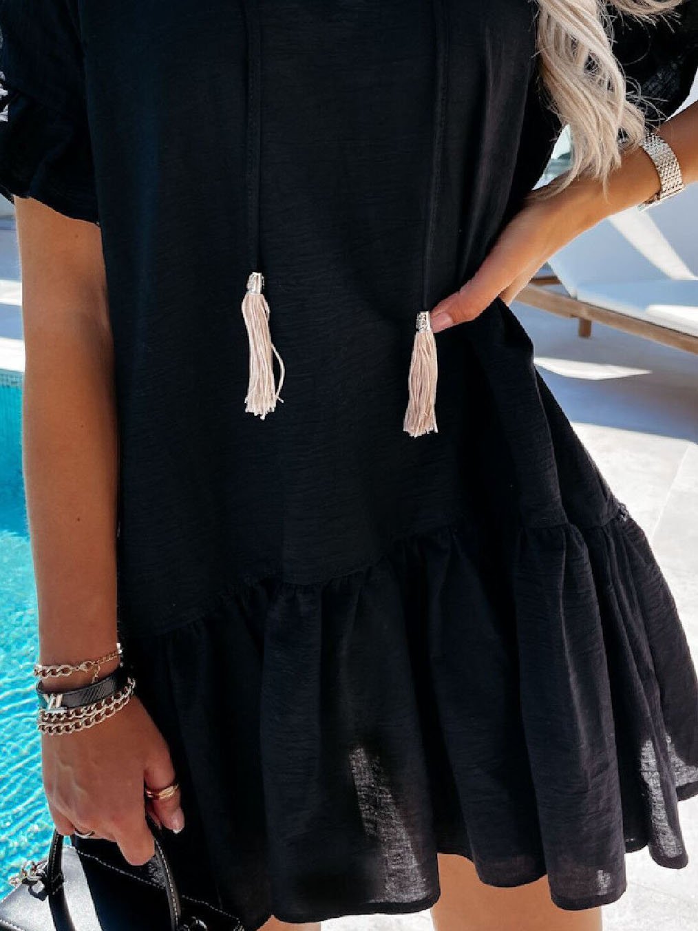 Minikleid mit V-Ausschnitt und kurzen Ärmeln