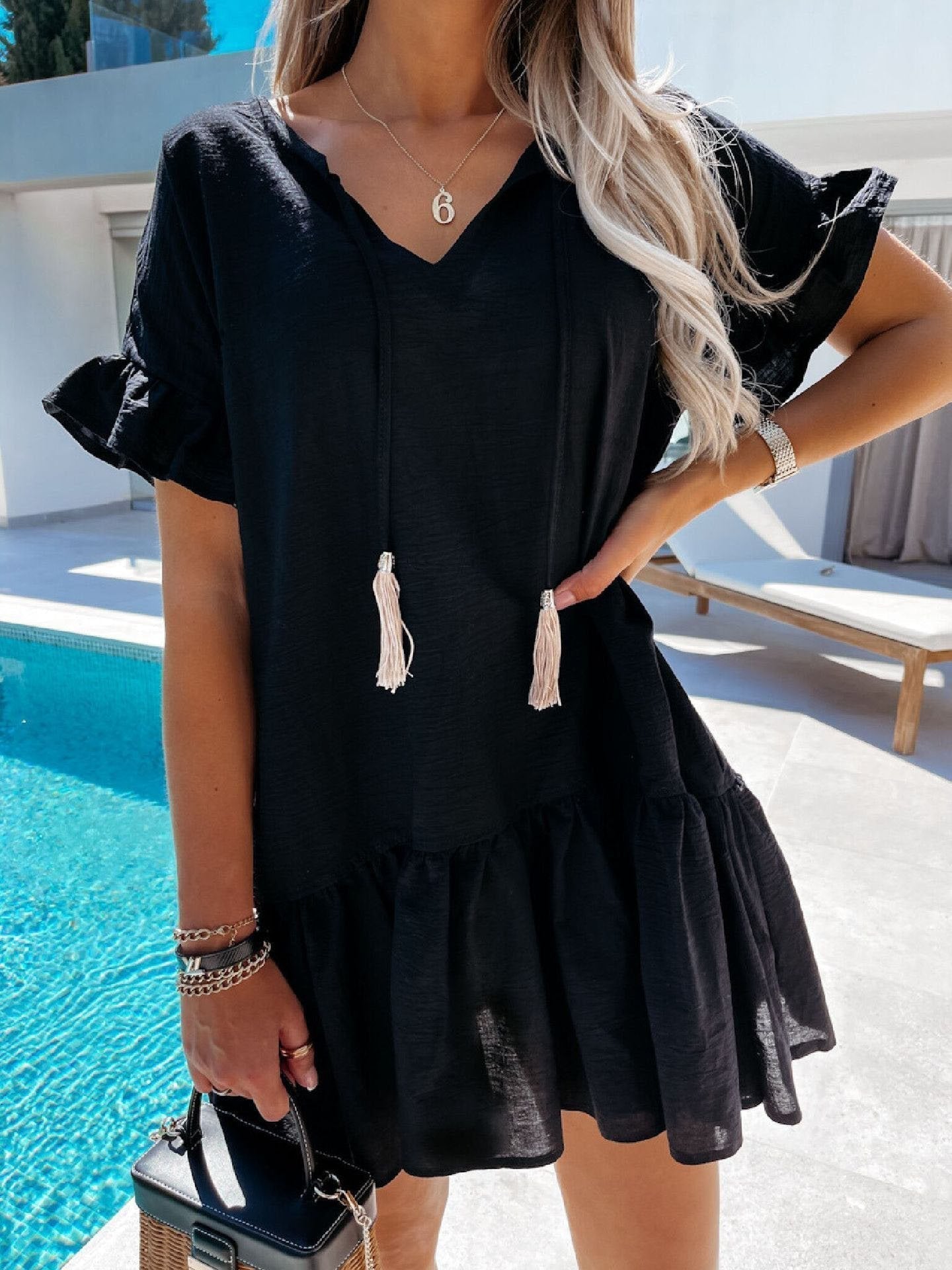Minikleid mit V-Ausschnitt und kurzen Ärmeln