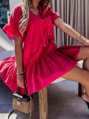 Minikleid mit V-Ausschnitt und kurzen Ärmeln