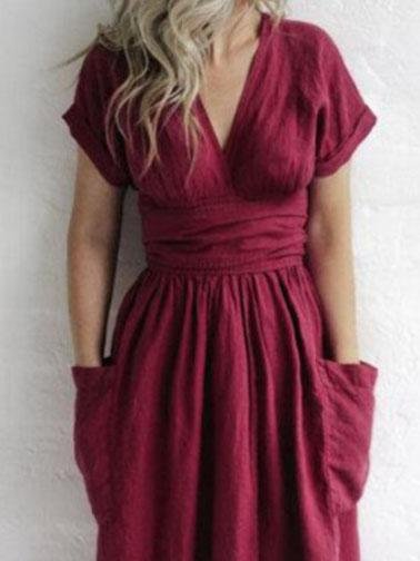 Einfarbiges Kleid mit V-Ausschnitt, kurzen Ärmeln und Tasche