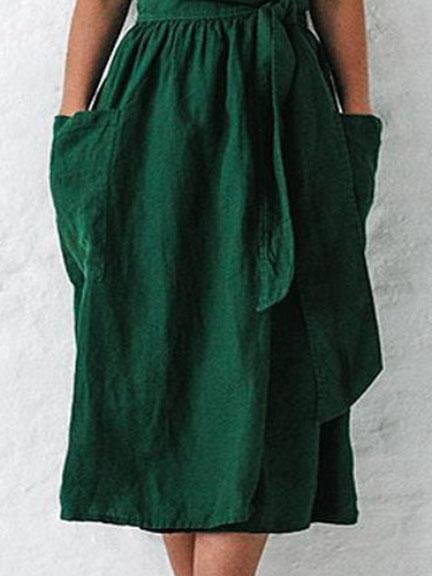 Einfarbiges Kleid mit V-Ausschnitt, kurzen Ärmeln und Tasche