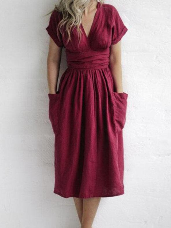 Einfarbiges Kleid mit V-Ausschnitt, kurzen Ärmeln und Tasche