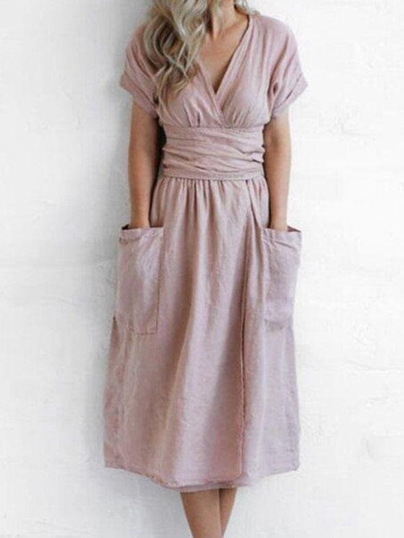 Einfarbiges Kleid mit V-Ausschnitt, kurzen Ärmeln und Tasche