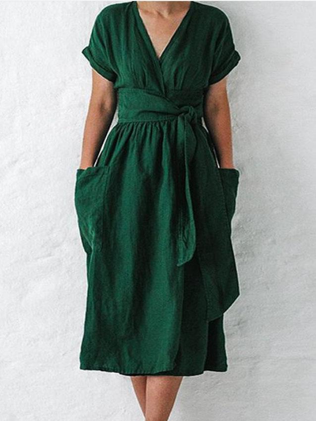 Einfarbiges Kleid mit V-Ausschnitt, kurzen Ärmeln und Tasche