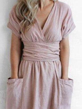 Einfarbiges Kleid mit V-Ausschnitt, kurzen Ärmeln und Tasche