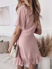 Einfarbiges Kleid mit V-Ausschnitt und kurzen Ärmeln