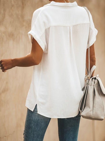 Bluse mit einfarbigem Revers und kurzen Ärmeln und Tasche