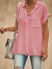 Bluse mit einfarbigem Revers und kurzen Ärmeln und Tasche